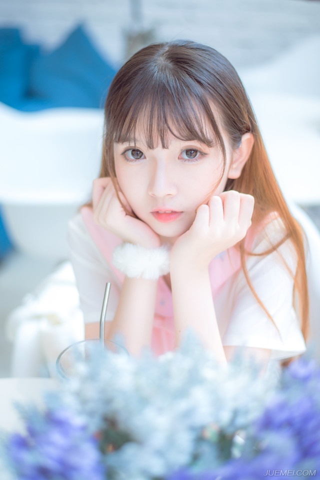 “你们也尽快离折翼天使资源社区，莫要让人生疑，待会儿我送二位出府，另外，告诉孝直一声，在刘璝离开成都之前，将他妻子扣住，免得刘璝一怒之下杀人，让这份仇怨弄大，也可以作为后手。”孟达看了两人一眼，真不知道法正从哪里招来这种奇人异事的。